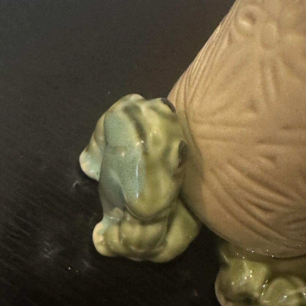 Green Tree Frogs Holding Ceramic Art Pottery Vase / Planter Brown Glaze Vintage - Picture 5 of 8